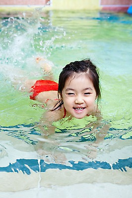 포토 JPG 주간 라이프스타일 여자 어린이교육 교육 수영복 어린이 물놀이 놀이 수영장 한명 미소 웃음 사람 동양인 소녀 야외 라이프 앞모습 물 비키니 풀장 수영 유치원 유치원생 젖음 한국인 유치원생라이프 여자만 여자한명만 어린이만 소녀만 소녀한명만 국내포토 자연요소 1 옷 뷰포인트 표정 인종 생활 수상스포츠 파일형식