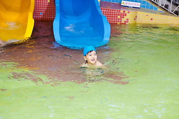 포토 JPG 주간 라이프스타일 어린이교육 교육 남자 수영복 어린이 물놀이 놀이 수영장 한명 미소 웃음 사람 동양인 소년 상반신 야외 라이프 물 풀장 유치원 유치원생 젖음 미끄럼틀 놀이기구 유치원생라이프 수영모 남자만 남자한명만 어린이만 소년만 소년한명만 국내포토 자연요소 1 옷 표정 인종 생활 수영용품 파일형식