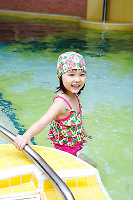 포토 JPG 주간 라이프스타일 여자 어린이교육 교육 수영복 어린이 물놀이 놀이 수영장 한명 서기 미소 웃음 사람 동양인 소녀 상반신 야외 라이프 옆모습 물 풀장 유치원 유치원생 젖음 한국인 유치원생라이프 수영모 여자만 여자한명만 어린이만 소녀만 소녀한명만 국내포토 자연요소 1 옷 뷰포인트 모션 표정 인종 생활 수영용품 파일형식