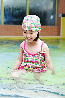 포토 JPG 주간 라이프스타일 여자 어린이교육 교육 수영복 어린이 물놀이 놀이 수영장 한명 서기 미소 웃음 사람 동양인 소녀 상반신 야외 라이프 물 풀장 유치원 유치원생 젖음 한국인 유치원생라이프 수영모 여자만 여자한명만 어린이만 소녀만 소녀한명만 국내포토 자연요소 1 옷 모션 표정 인종 생활 수영용품 파일형식