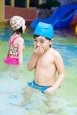 포토 JPG 주간 라이프스타일 여자 어린이교육 교육 남자 수영복 어린이 물놀이 놀이 수영장 서기 사람 동양인 소녀 소년 상반신 야외 두명 라이프 물 풀장 유치원 유치원생 젖음 한국인 미끄럼틀 놀이기구 유치원생라이프 수영모 어린이만 국내포토 자연요소 옷 모션 인종 생활 수영용품 파일형식