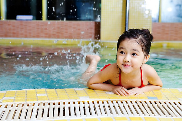 포토 JPG 주간 라이프스타일 여자 어린이교육 교육 수영복 어린이 물놀이 놀이 수영장 한명 사람 동양인 소녀 야외 라이프 물 비키니 풀장 유치원 유치원생 젖음 한국인 유치원생라이프 여자만 여자한명만 어린이만 소녀만 소녀한명만 국내포토 자연요소 1 옷 인종 생활 파일형식