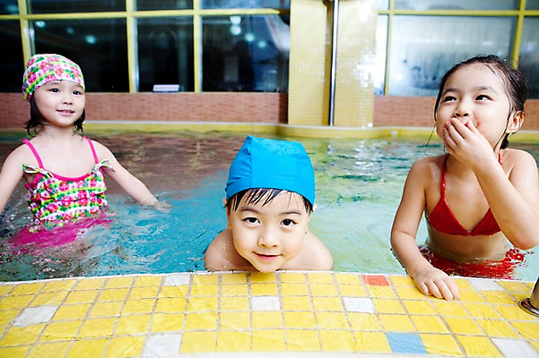 포토 JPG 주간 라이프스타일 여자 어린이교육 교육 남자 수영복 어린이 물놀이 놀이 수영장 미소 웃음 사람 동양인 소녀 소년 상반신 야외 라이프 세명 물 친구 비키니 풀장 유치원 유치원생 젖음 한국인 유치원생라이프 수영모 어린이만 국내포토 자연요소 옷 관계 표정 인종 생활 수영용품 파일형식