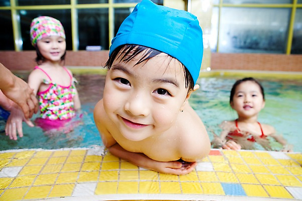 포토 JPG 주간 라이프스타일 여자 어린이교육 교육 남자 수영복 어린이 물놀이 놀이 수영장 미소 웃음 사람 동양인 소녀 소년 상반신 야외 라이프 세명 물 친구 비키니 풀장 유치원 유치원생 젖음 한국인 유치원생라이프 수영모 어린이만 국내포토 자연요소 옷 관계 표정 인종 생활 수영용품 파일형식