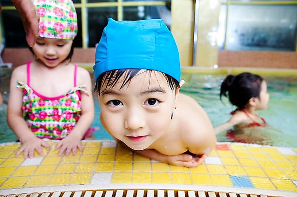포토 JPG 주간 라이프스타일 여자 어린이교육 교육 남자 수영복 어린이 물놀이 놀이 수영장 미소 웃음 사람 동양인 소녀 소년 상반신 야외 라이프 세명 물 친구 비키니 풀장 유치원 유치원생 젖음 한국인 유치원생라이프 수영모 어린이만 국내포토 자연요소 옷 관계 표정 인종 생활 수영용품 파일형식