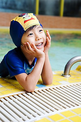 포토 JPG 주간 라이프스타일 어린이교육 교육 남자 수영복 어린이 물놀이 놀이 수영장 한명 미소 웃음 사람 동양인 소년 상반신 야외 라이프 물 풀장 유치원 유치원생 젖음 한국인 유치원생라이프 수영모 남자만 남자한명만 어린이만 소년만 소년한명만 국내포토 자연요소 1 옷 표정 인종 생활 수영용품 파일형식