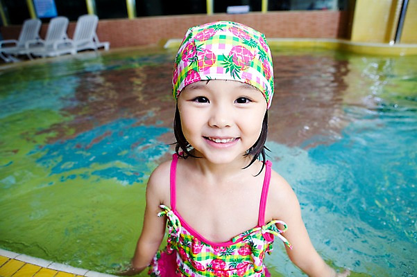 포토 JPG 주간 라이프스타일 여자 어린이교육 교육 수영복 어린이 물놀이 놀이 수영장 한명 서기 미소 웃음 사람 동양인 소녀 상반신 야외 라이프 앞모습 물 풀장 유치원 유치원생 젖음 한국인 유치원생라이프 수영모 여자만 여자한명만 어린이만 소녀만 소녀한명만 국내포토 자연요소 1 옷 뷰포인트 모션 표정 인종 생활 수영용품 파일형식