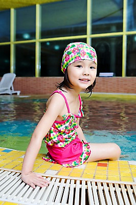 포토 JPG 주간 전신 라이프스타일 여자 어린이교육 교육 수영복 어린이 물놀이 놀이 수영장 한명 미소 웃음 사람 앉기 동양인 소녀 야외 라이프 옆모습 물 풀장 유치원 유치원생 젖음 한국인 유치원생라이프 수영모 여자만 여자한명만 어린이만 소녀만 소녀한명만 국내포토 자연요소 1 옷 뷰포인트 모션 표정 인종 생활 수영용품 파일형식