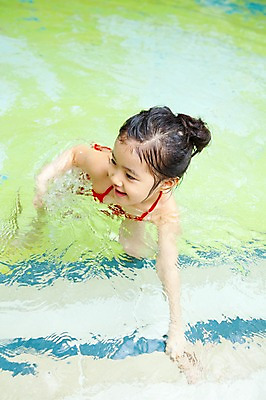 포토 JPG 주간 라이프스타일 여자 어린이교육 교육 수영복 어린이 물놀이 놀이 수영장 한명 미소 웃음 사람 동양인 소녀 상반신 야외 라이프 물 비키니 풀장 수영 유치원 유치원생 젖음 한국인 유치원생라이프 여자만 여자한명만 어린이만 소녀만 소녀한명만 국내포토 자연요소 1 옷 표정 인종 생활 수상스포츠 파일형식