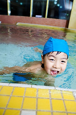 포토 JPG 주간 라이프스타일 어린이교육 교육 남자 수영복 어린이 물놀이 놀이 수영장 한명 미소 웃음 사람 동양인 소년 상반신 야외 라이프 앞모습 물 풀장 유치원 유치원생 젖음 한국인 유치원생라이프 수영모 남자만 남자한명만 어린이만 소년만 소년한명만 국내포토 자연요소 1 옷 뷰포인트 표정 인종 생활 수영용품 파일형식