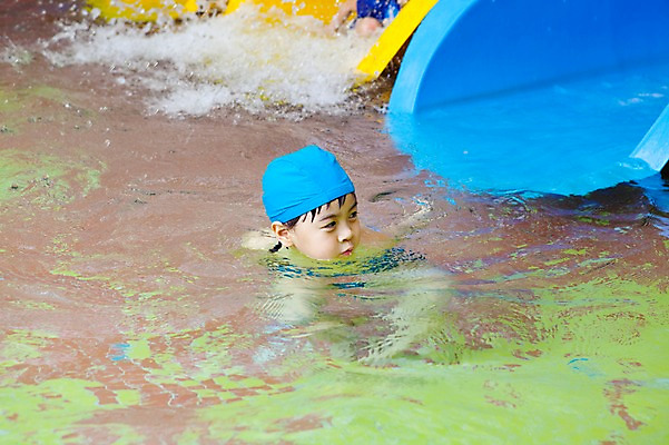 포토 JPG 주간 라이프스타일 어린이교육 교육 남자 수영복 어린이 물놀이 놀이 수영장 한명 사람 동양인 소년 야외 라이프 물 풀장 유치원 유치원생 젖음 한국인 미끄럼틀 놀이기구 유치원생라이프 수영모 남자만 남자한명만 어린이만 소년만 소년한명만 국내포토 자연요소 1 옷 인종 생활 수영용품 파일형식