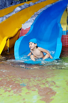 포토 JPG 주간 라이프스타일 어린이교육 교육 남자 수영복 어린이 물놀이 놀이 수영장 한명 미소 웃음 사람 앉기 동양인 소년 야외 라이프 물 풀장 유치원 유치원생 젖음 한국인 미끄럼틀 놀이기구 유치원생라이프 수영모 남자만 남자한명만 어린이만 소년만 소년한명만 국내포토 자연요소 1 옷 모션 표정 인종 생활 수영용품 파일형식