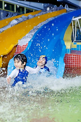 포토 JPG 주간 라이프스타일 어린이교육 교육 남자 수영복 어린이 물놀이 놀이 수영장 미소 웃음 사람 동양인 소년 상반신 야외 두명 라이프 물 친구 풀장 유치원 유치원생 젖음 한국인 미끄럼틀 놀이기구 유치원생라이프 남자만 어린이만 소년만 국내포토 자연요소 옷 관계 표정 인종 생활 파일형식