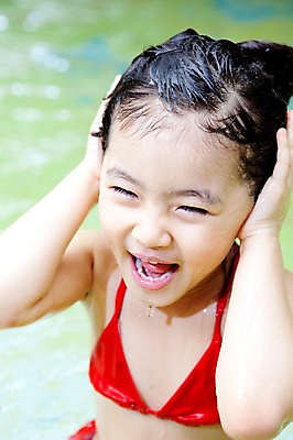 포토 JPG 주간 라이프스타일 여자 어린이교육 교육 수영복 어린이 물놀이 놀이 수영장 한명 서기 미소 웃음 사람 동양인 소녀 상반신 야외 라이프 물 비키니 풀장 유치원 유치원생 젖음 한국인 유치원생라이프 여자만 여자한명만 어린이만 소녀만 소녀한명만 국내포토 자연요소 1 옷 모션 표정 인종 생활 파일형식