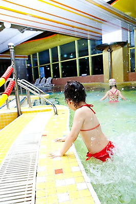 포토 JPG 주간 라이프스타일 여자 어린이교육 교육 수영복 어린이 물놀이 놀이 수영장 한명 서기 미소 웃음 사람 동양인 소녀 상반신 야외 라이프 옆모습 뒷모습 물 비키니 풀장 유치원 유치원생 젖음 유치원생라이프 수영모 여자만 여자한명만 어린이만 소녀만 소녀한명만 국내포토 자연요소 1 옷 뷰포인트 모션 표정 인종 생활 수영용품 파일형식