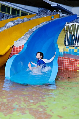 포토 JPG 주간 라이프스타일 어린이교육 교육 남자 수영복 어린이 물놀이 놀이 수영장 한명 사람 동양인 소년 야외 라이프 물 풀장 유치원 유치원생 젖음 한국인 미끄럼틀 놀이기구 유치원생라이프 남자만 남자한명만 어린이만 소년만 소년한명만 국내포토 자연요소 1 옷 인종 생활 파일형식