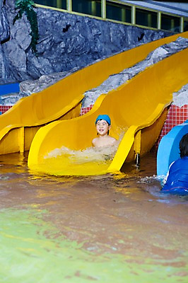 포토 JPG 주간 라이프스타일 어린이교육 교육 남자 수영복 어린이 물놀이 놀이 수영장 한명 미소 웃음 사람 동양인 소년 야외 라이프 물 풀장 유치원 유치원생 젖음 한국인 미끄럼틀 놀이기구 유치원생라이프 수영모 남자만 남자한명만 어린이만 소년만 소년한명만 국내포토 자연요소 1 옷 표정 인종 생활 수영용품 파일형식