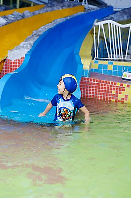 포토 JPG 주간 라이프스타일 어린이교육 교육 남자 수영복 어린이 물놀이 놀이 수영장 한명 미소 웃음 사람 동양인 소년 상반신 야외 라이프 물 풀장 유치원 유치원생 젖음 한국인 미끄럼틀 놀이기구 유치원생라이프 수영모 남자만 남자한명만 어린이만 소년만 소년한명만 국내포토 자연요소 1 옷 표정 인종 생활 수영용품 파일형식