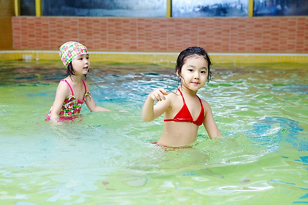 포토 JPG 주간 라이프스타일 여자 어린이교육 교육 수영복 어린이 물놀이 놀이 수영장 서기 미소 웃음 사람 동양인 소녀 상반신 야외 두명 라이프 물 친구 비키니 풀장 유치원 유치원생 젖음 한국인 유치원생라이프 수영모 여자만 어린이만 소녀만 국내포토 자연요소 옷 관계 모션 표정 인종 생활 수영용품 파일형식