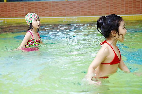 포토 JPG 주간 라이프스타일 여자 어린이교육 교육 수영복 어린이 물놀이 놀이 수영장 서기 미소 웃음 사람 동양인 소녀 상반신 야외 두명 라이프 옆모습 물 친구 비키니 풀장 유치원 유치원생 젖음 한국인 유치원생라이프 수영모 여자만 어린이만 소녀만 국내포토 자연요소 옷 뷰포인트 관계 모션 표정 인종 생활 수영용품 파일형식