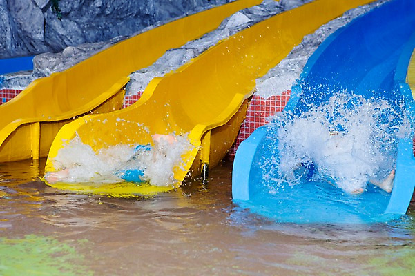 포토 JPG 주간 라이프스타일 어린이교육 교육 남자 어린이 물놀이 놀이 수영장 사람 동양인 소년 야외 두명 라이프 물 풀장 유치원 유치원생 젖음 미끄럼틀 놀이기구 유치원생라이프 남자만 어린이만 소년만 국내포토 자연요소 인종 생활 파일형식