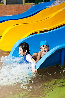 포토 JPG 주간 라이프스타일 어린이교육 교육 남자 수영복 어린이 물놀이 놀이 수영장 미소 웃음 사람 앉기 동양인 소년 야외 두명 라이프 물 친구 풀장 유치원 유치원생 젖음 한국인 미끄럼틀 놀이기구 유치원생라이프 수영모 남자만 어린이만 소년만 국내포토 자연요소 옷 관계 모션 표정 인종 생활 수영용품 파일형식
