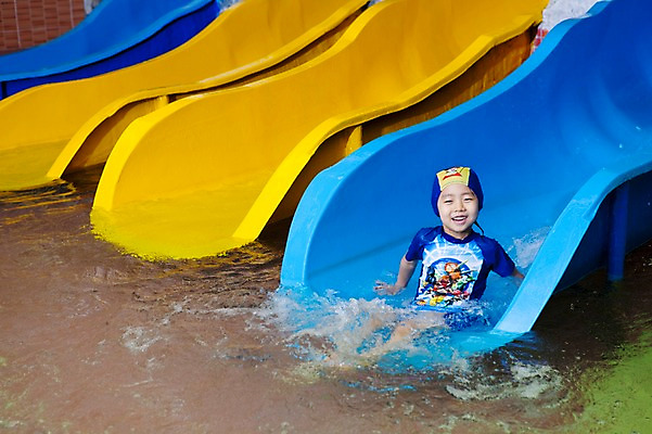 포토 JPG 주간 라이프스타일 어린이교육 교육 남자 수영복 어린이 물놀이 놀이 수영장 한명 미소 웃음 사람 앉기 동양인 소년 야외 라이프 물 풀장 유치원 유치원생 젖음 한국인 미끄럼틀 놀이기구 유치원생라이프 수영모 남자만 남자한명만 어린이만 소년만 소년한명만 국내포토 자연요소 1 옷 모션 표정 인종 생활 수영용품 파일형식