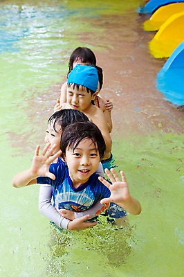 포토 JPG 주간 라이프스타일 여자 어린이교육 교육 남자 수영복 어린이 물놀이 놀이 수영장 서기 미소 웃음 사람 동양인 소녀 소년 여러명 야외 라이프 앞모습 물 친구 풀장 유치원 유치원생 젖음 한국인 미끄럼틀 놀이기구 유치원생라이프 수영모 어린이만 국내포토 자연요소 옷 뷰포인트 다수 관계 모션 표정 인종 생활 수영용품 파일형식