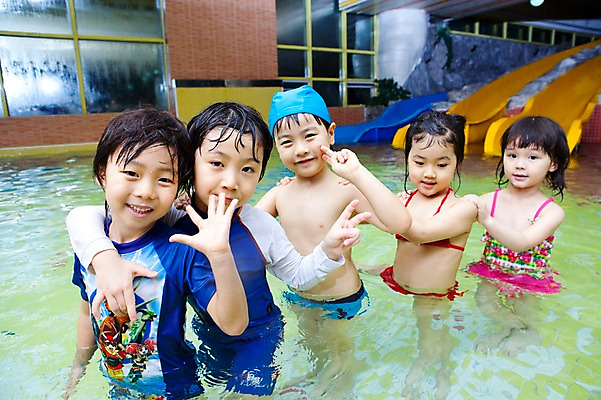포토 JPG 주간 라이프스타일 여자 어린이교육 교육 남자 수영복 어린이 물놀이 놀이 수영장 서기 미소 웃음 사람 동양인 소녀 소년 여러명 야외 라이프 앞모습 물 친구 비키니 풀장 유치원 유치원생 젖음 한국인 미끄럼틀 놀이기구 유치원생라이프 수영모 어린이만 국내포토 자연요소 옷 뷰포인트 다수 관계 모션 표정 인종 생활 수영용품 파일형식