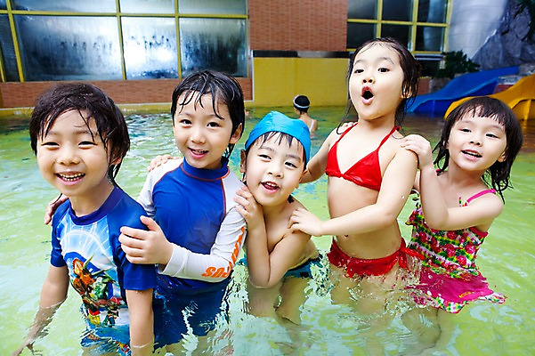 포토 JPG 주간 라이프스타일 여자 어린이교육 교육 남자 수영복 어린이 물놀이 놀이 수영장 서기 미소 웃음 사람 동양인 소녀 소년 여러명 야외 라이프 물 친구 비키니 풀장 유치원 유치원생 젖음 한국인 미끄럼틀 놀이기구 유치원생라이프 수영모 어린이만 국내포토 자연요소 옷 다수 관계 모션 표정 인종 생활 수영용품 파일형식