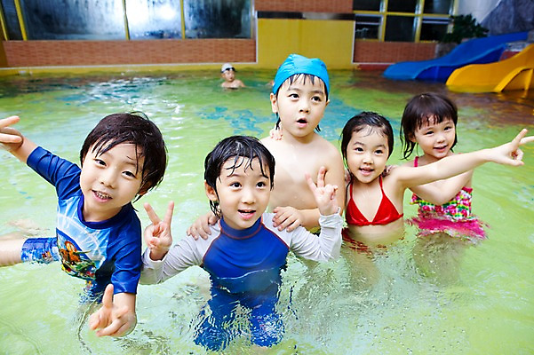 포토 JPG 주간 라이프스타일 여자 어린이교육 교육 남자 수영복 어린이 물놀이 놀이 수영장 서기 미소 웃음 사람 동양인 소녀 소년 여러명 야외 라이프 앞모습 물 친구 비키니 풀장 유치원 유치원생 젖음 한국인 미끄럼틀 놀이기구 유치원생라이프 브이 수영모 어린이만 국내포토 자연요소 옷 뷰포인트 다수 관계 모션 표정 인종 손짓 생활 수영용품 파일형식
