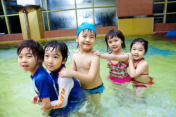 포토 JPG 주간 라이프스타일 여자 어린이교육 교육 남자 수영복 어린이 물놀이 놀이 수영장 서기 미소 웃음 사람 동양인 소녀 소년 여러명 야외 라이프 물 친구 비키니 풀장 유치원 유치원생 젖음 한국인 유치원생라이프 수영모 어린이만 국내포토 자연요소 옷 다수 관계 모션 표정 인종 생활 수영용품 파일형식