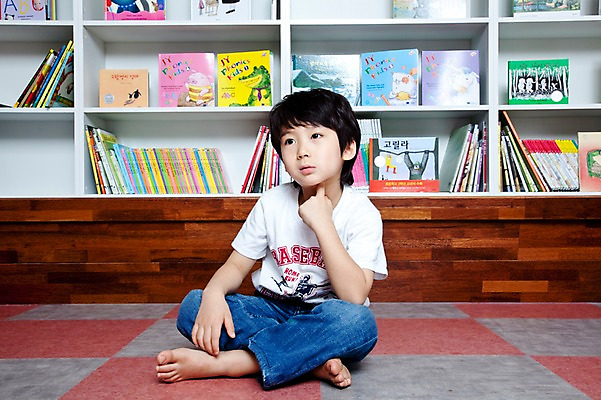 포토 JPG 전신 라이프스타일 어린이교육 교육 남자 어린이 교재 책장 실내 한명 사람 동양인 소년 라이프 앞모습 책 독서 유치원 유치원생 한국인 도서관 유치원생라이프 가부좌 동화책 남자만 남자한명만 어린이만 소년만 소년한명만 국내포토 1 뷰포인트 가구 앉기 인종 내부 생활 파일형식