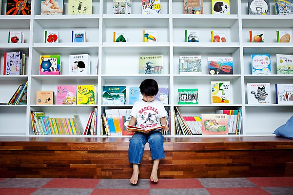 포토 JPG 전신 라이프스타일 어린이교육 교육 남자 어린이 교재 책장 실내 한명 사람 앉기 동양인 소년 라이프 앞모습 책 독서 유치원 유치원생 한국인 도서관 유치원생라이프 동화책 남자만 남자한명만 어린이만 소년만 소년한명만 국내포토 1 뷰포인트 가구 모션 인종 내부 생활 파일형식