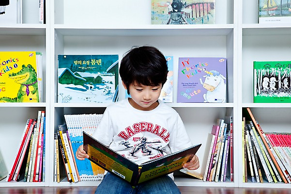 포토 JPG 라이프스타일 어린이교육 교육 남자 어린이 교재 책장 실내 한명 미소 사람 앉기 동양인 소년 상반신 라이프 앞모습 책 독서 유치원 유치원생 한국인 도서관 유치원생라이프 동화책 남자만 남자한명만 어린이만 소년만 소년한명만 국내포토 1 뷰포인트 가구 모션 표정 인종 내부 생활 파일형식