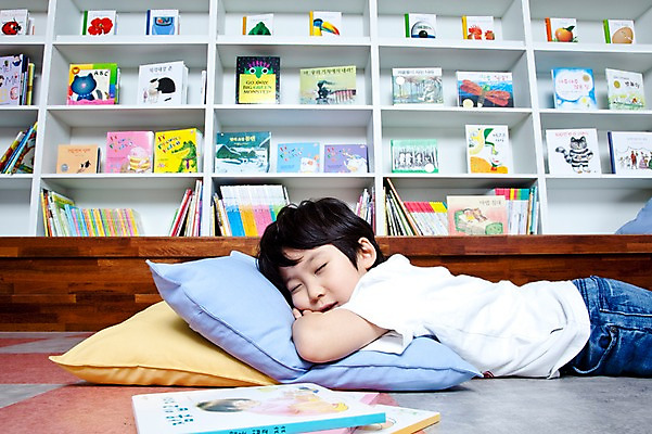 포토 JPG 라이프스타일 어린이교육 교육 남자 어린이 엎드리기 쿠션 베개 교재 책장 실내 한명 사람 동양인 소년 상반신 라이프 책 독서 유치원 유치원생 한국인 잠 수면 도서관 유치원생라이프 동화책 남자만 남자한명만 어린이만 소년만 소년한명만 국내포토 1 가구 침구 모션 인종 내부 생활 물 파일형식