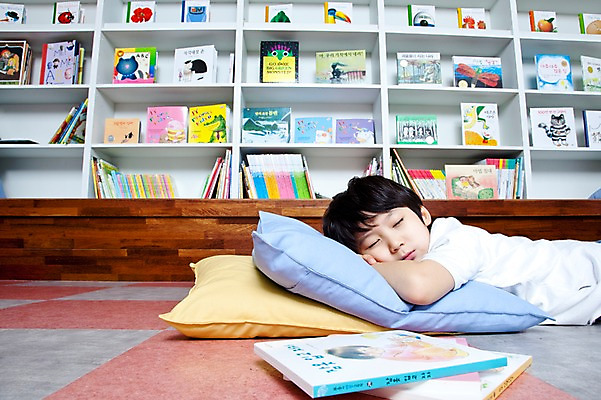 포토 JPG 라이프스타일 어린이교육 교육 남자 어린이 엎드리기 쿠션 베개 교재 책장 실내 한명 사람 동양인 소년 상반신 라이프 책 독서 유치원 유치원생 한국인 잠 수면 도서관 유치원생라이프 동화책 남자만 남자한명만 어린이만 소년만 소년한명만 국내포토 1 가구 침구 모션 인종 내부 생활 물 파일형식