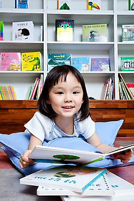 포토 JPG 라이프스타일 여자 어린이교육 교육 어린이 엎드리기 쿠션 베개 교재 책장 실내 한명 미소 웃음 사람 동양인 소녀 상반신 라이프 앞모습 책 독서 유치원 유치원생 한국인 도서관 유치원생라이프 동화책 여자만 여자한명만 어린이만 소녀만 소녀한명만 국내포토 1 뷰포인트 가구 침구 모션 표정 인종 내부 생활 파일형식