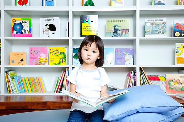 포토 JPG 라이프스타일 여자 어린이교육 교육 어린이 쿠션 의자 베개 교재 책장 실내 한명 사람 앉기 동양인 소녀 상반신 라이프 앞모습 책 독서 유치원 유치원생 한국인 도서관 유치원생라이프 동화책 여자만 여자한명만 어린이만 소녀만 소녀한명만 국내포토 1 뷰포인트 가구 침구 모션 인종 내부 생활 파일형식