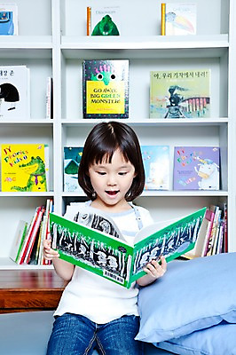 포토 JPG 라이프스타일 여자 어린이교육 교육 어린이 쿠션 의자 베개 교재 책장 실내 한명 미소 웃음 사람 앉기 동양인 소녀 상반신 라이프 앞모습 책 독서 유치원 유치원생 한국인 도서관 유치원생라이프 동화책 여자만 여자한명만 어린이만 소녀만 소녀한명만 국내포토 1 뷰포인트 가구 침구 모션 표정 인종 내부 생활 파일형식