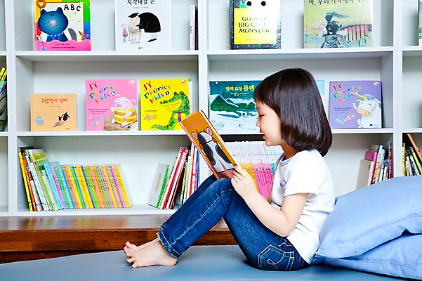 포토 JPG 전신 라이프스타일 여자 어린이교육 교육 어린이 쿠션 베개 교재 책장 실내 한명 사람 앉기 동양인 소녀 라이프 옆모습 책 독서 유치원 유치원생 한국인 도서관 유치원생라이프 동화책 여자만 여자한명만 어린이만 소녀만 소녀한명만 국내포토 1 뷰포인트 가구 침구 모션 인종 내부 생활 파일형식