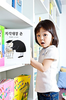 포토 JPG 라이프스타일 여자 어린이교육 교육 어린이 교재 책장 실내 한명 서기 사람 동양인 소녀 상반신 라이프 옆모습 책 독서 놀람 유치원 유치원생 한국인 도서관 유치원생라이프 동화책 놀라운 여자만 여자한명만 어린이만 소녀만 소녀한명만 국내포토 1 감정 뷰포인트 가구 모션 표정 인종 내부 생활 파일형식