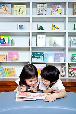 포토 JPG 라이프스타일 여자 어린이교육 교육 남자 어린이 교재 책장 실내 미소 웃음 사람 앉기 동양인 소녀 소년 상반신 두명 라이프 책 친구 독서 유치원 유치원생 한국인 도서관 유치원생라이프 동화책 어린이만 국내포토 가구 관계 모션 표정 인종 내부 생활 파일형식