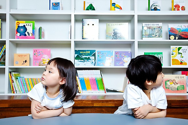 포토 JPG 라이프스타일 여자 어린이교육 교육 남자 어린이 교재 책장 실내 사람 앉기 동양인 소녀 소년 상반신 두명 라이프 책 친구 독서 유치원 유치원생 한국인 도서관 외면 유치원생라이프 동화책 어린이만 국내포토 가구 관계 모션 인종 내부 생활 파일형식