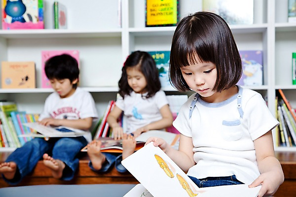 포토 JPG 라이프스타일 여자 어린이교육 교육 남자 어린이 교재 책장 실내 사람 앉기 동양인 소녀 소년 라이프 책 세명 친구 독서 유치원 유치원생 한국인 도서관 유치원생라이프 동화책 어린이만 국내포토 가구 관계 모션 인종 내부 생활 파일형식