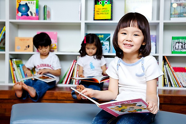 포토 JPG 라이프스타일 여자 어린이교육 교육 남자 어린이 교재 책장 실내 사람 앉기 동양인 소녀 소년 라이프 책 세명 친구 독서 유치원 유치원생 한국인 도서관 유치원생라이프 동화책 어린이만 국내포토 가구 관계 모션 인종 내부 생활 파일형식