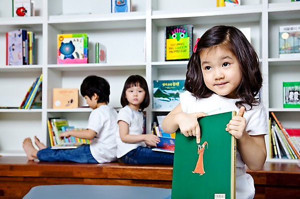 포토 JPG 라이프스타일 여자 어린이교육 교육 남자 어린이 교재 책장 실내 사람 앉기 동양인 소녀 소년 라이프 책 세명 친구 독서 유치원 유치원생 한국인 도서관 유치원생라이프 동화책 어린이만 국내포토 가구 관계 모션 인종 내부 생활 파일형식