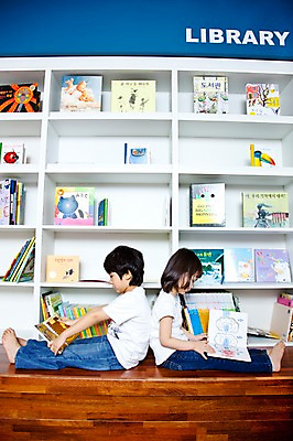 포토 JPG 라이프스타일 여자 어린이교육 교육 남자 어린이 교재 책장 실내 사람 앉기 동양인 소녀 소년 두명 라이프 옆모습 책 친구 독서 유치원 유치원생 한국인 도서관 유치원생라이프 동화책 어린이만 국내포토 뷰포인트 가구 관계 모션 인종 내부 생활 파일형식