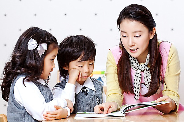 포토 JPG 라이프스타일 여자 어린이교육 교육 남자 어린이 탁자 수업 교재 실내 설명 사람 앉기 동양인 소녀 소년 상반신 라이프 책 세명 교사 유치원 유치원생 한국인 유치원생라이프 책상 동화책 유치원복 유치원선생님 어린이만 아이돌봄 국내포토 직업 옷 가구 모션 인종 내부 생활 파일형식 돌봄서비스