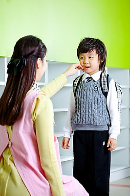 포토 JPG 라이프스타일 여자 어린이교육 교육 남자 어린이 가방 수업 책가방 실내 사람 동양인 소년 상반신 두명 라이프 교사 유치원 유치원생 한국인 유치원생라이프 유치원복 백팩 유치원선생님 유치원가방 어린이만 아이돌봄 국내포토 직업 잡화 옷 인종 내부 생활 파일형식 돌봄서비스